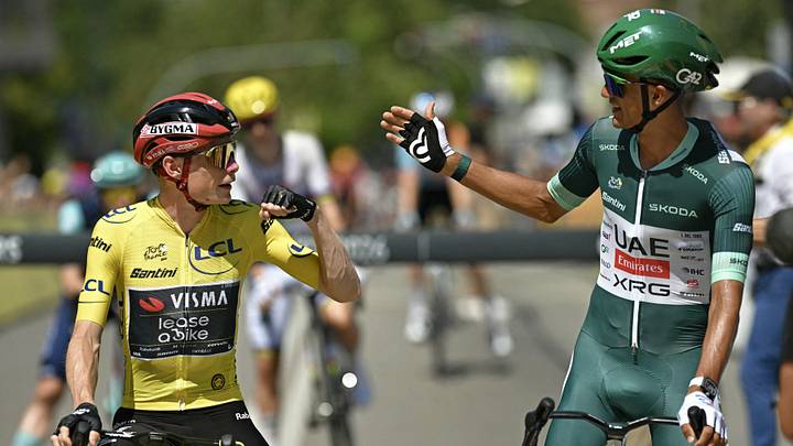 Camaradería en la línea de salida. El danés Jonas Vingegaard (Visma | Lease a Bike), enfundado en el maillot amarillo de líder, y el mexicano Isaac del Toro (UAE Team Emirates XRG), portador del suéter verde, chocan los puños previo al arranque de la tercera etapa del Tour de Francia.