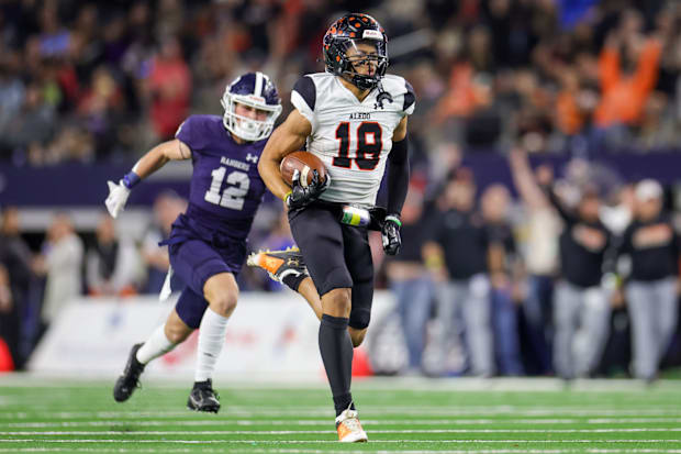 Kaydon Finley breaks loose during Aledo's 5A Division I Texas state title win over Smithson Valley in December 2023.