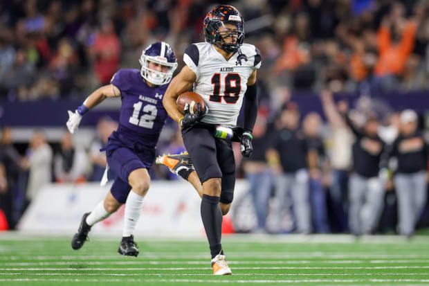 Kaydon Finley breaks loose during Aledo's 5A Division I Texas state title win over Smithson Valley in December 2023.