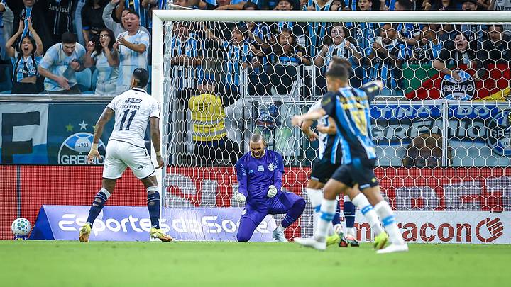 Weverton foi o nome da partida em Porto Alegre