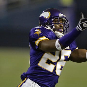 Nov 6, 2005; Minneapolis, MN, USA; Minnesota Vikings cornerback #26 Antoine Winfield intercepts a Detroit Lions pass in the second quarter at the Metrodome setting up a Vikings touchdown. 