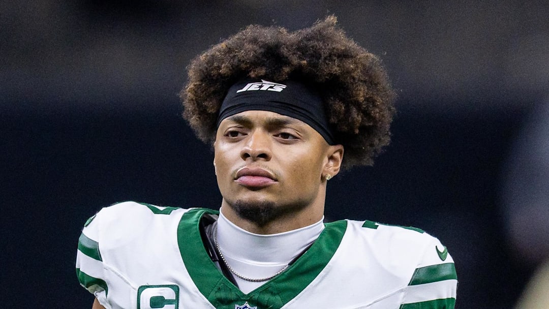 Dec 21, 2025; New Orleans, Louisiana, USA;  New York Jets quarterback Justin Fields (7) during warm ups before the game against the New Orleans Saints at Caesars Superdome. Mandatory Credit: Stephen Lew-Imagn Images