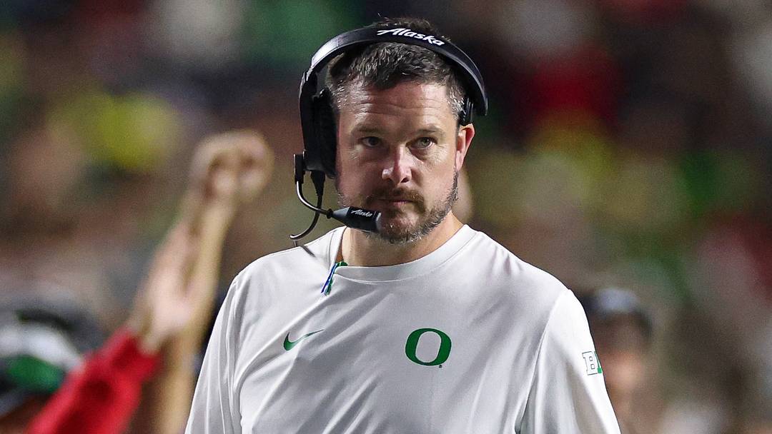 Oct 18, 2025; Piscataway, New Jersey, USA; Oregon Ducks head coach Dan Lanning looks on during the first half against the Rutgers Scarlet Knights at SHI Stadium. Mandatory Credit: Vincent Carchietta-Imagn Images Oct 18, 2025; Piscataway, New Jersey, USA; Oregon Ducks head coach Dan Lanning looks on during the first half against the Rutgers Scarlet Knights at SHI Stadium. Mandatory Credit: Vincent Carchietta-Imagn Images