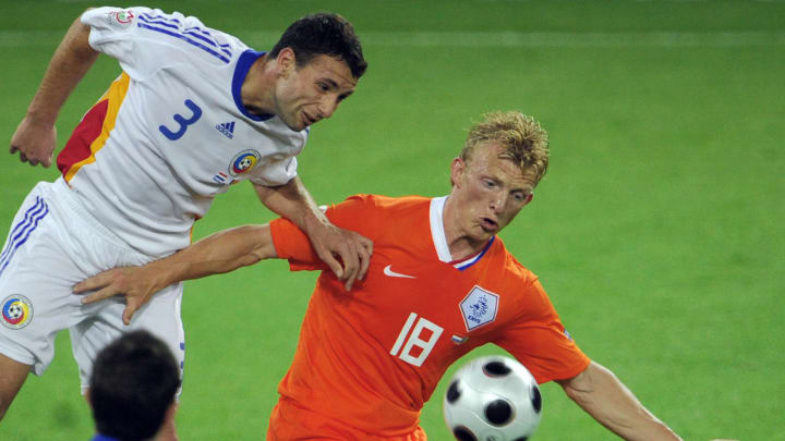 Dutch forward Dirk Kuyt (R) vies for the