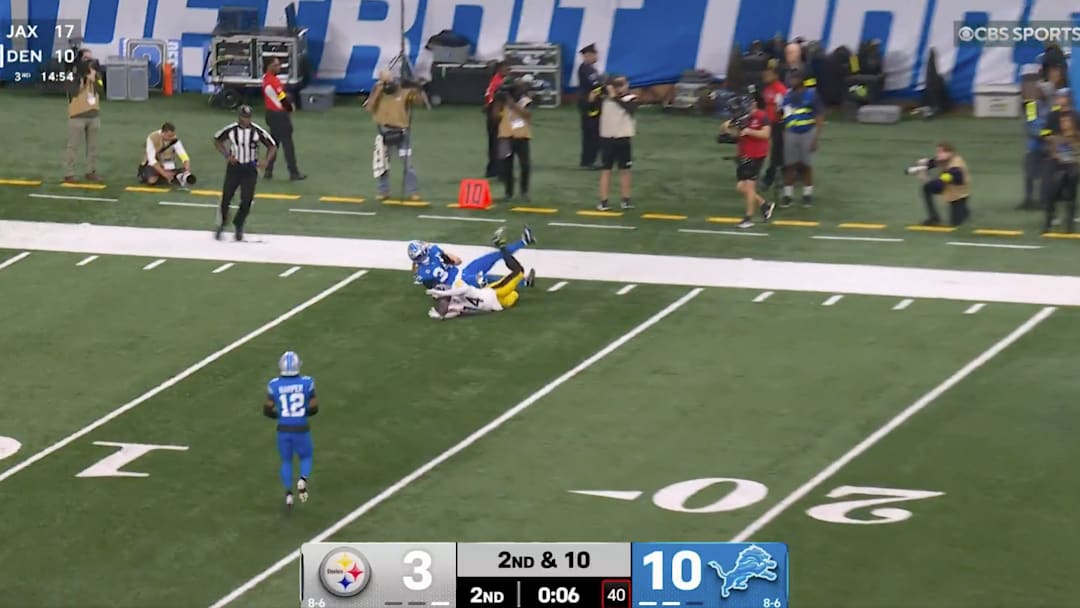 Kenneth Gainwell somehow scored a touchdown on this play. 