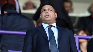 Mesmo diante de protestos de torcedores, Ronaldo resolveu seguir com a mudança do escudo 