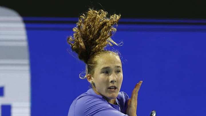 Mirra Andreeva hits a forehand