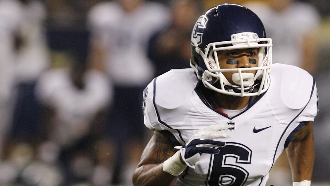 Connecticut Huskies receiver Kashif Moore (6) Connecticut Huskies receiver Kashif Moore (6)