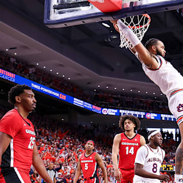 Johni Broome goes for a season-high 31 points as the No. 1 Auburn Tigers take care of business against the Georgia Bulldogs 82-70 