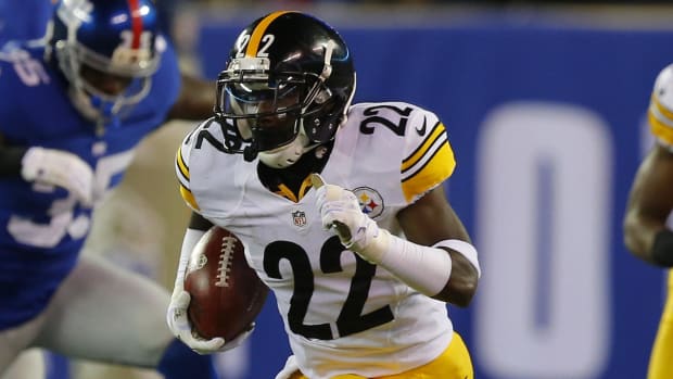 Pittsburgh Steelers running back Chris Rainey (22) returns a New York Giants kick during the first half at MetLife Stadium. 