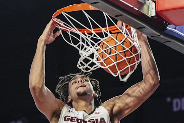 Georgia forward Asa Newell dunks against Buffalo.