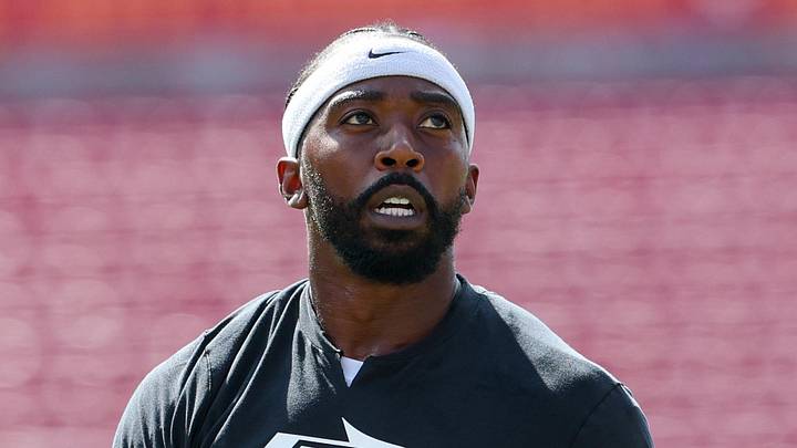 Former New York Jets quarterback Tyrod Taylor (2) warms up