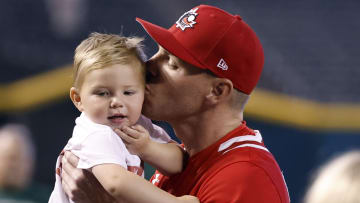 Freddie Freeman junto a su hijo Max, uno de los tres que tiene con su pareja 