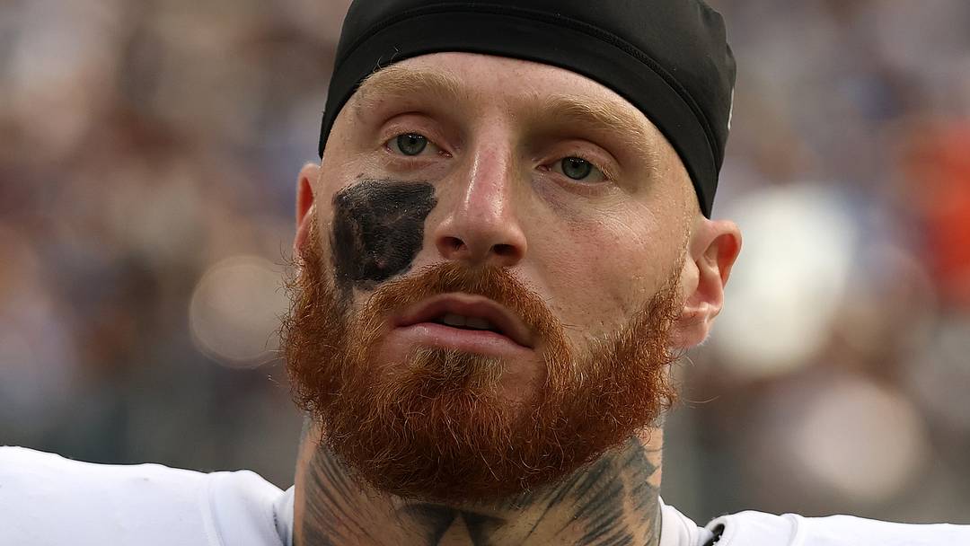 Nov 30, 2025; Inglewood, California, USA; Las Vegas Raiders defensive end Maxx Crosby (98) during the first half at SoFi Stadium. Mandatory Credit: Kiyoshi Mio-Imagn Images Nov 30, 2025; Inglewood, California, USA; Las Vegas Raiders defensive end Maxx Crosby (98) during the first half at SoFi Stadium. Mandatory Credit: Kiyoshi Mio-Imagn Images