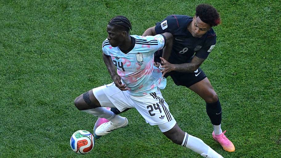 Amadou Onana (left) and Weston McKennie.