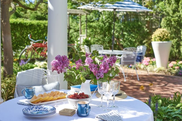 Outdoor gardens at the Bellport Inn