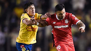 El mexicoamericano Alejandro Zendejas y Alexis Vega en un duelo entre América y Toluca