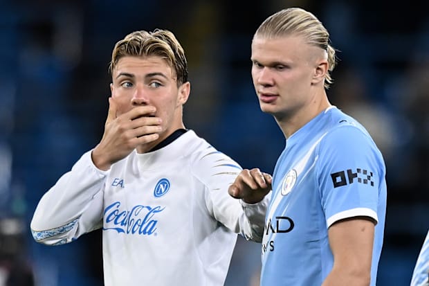 Rasmus Højlund (left) and Erling Haaland.