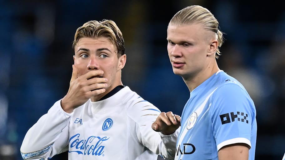 Rasmus Højlund (left) and Erling Haaland.