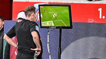 Sascha Stegemann am VAR-Bildschirm