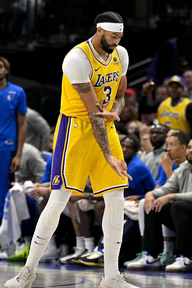Los Angeles Lakers forward Anthony Davis (3) celebrates making a three point basket against the Dallas Mavericks 