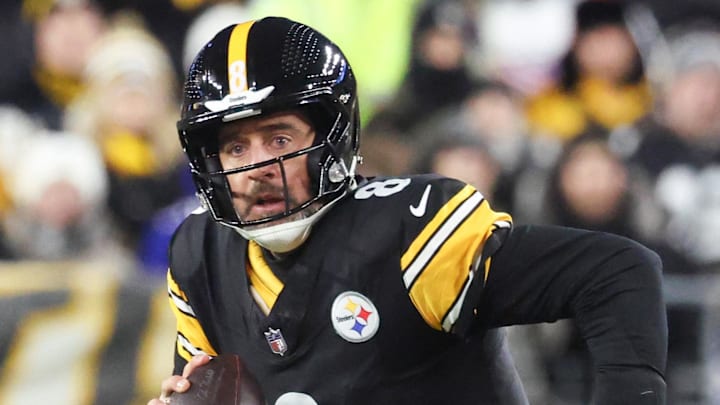 Steelers quarterback Aaron Rodgers is the oldest player in the league during the 2025 season.
