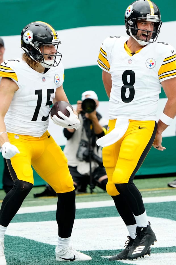 Pittsburgh Steelers wide receiver Ben Skowronek celebrates with quarterback Aaron Rodgers after scoring the first touchdown