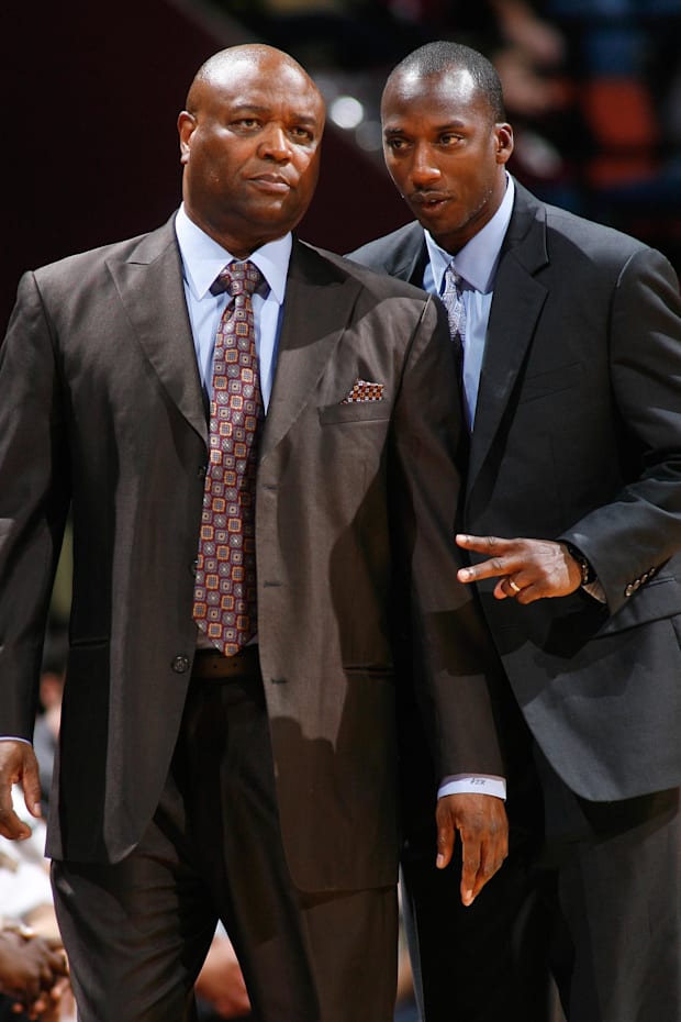 Florida State Seminoles head coach Leonard Hamilton listens to assistant coach Charlton Young 