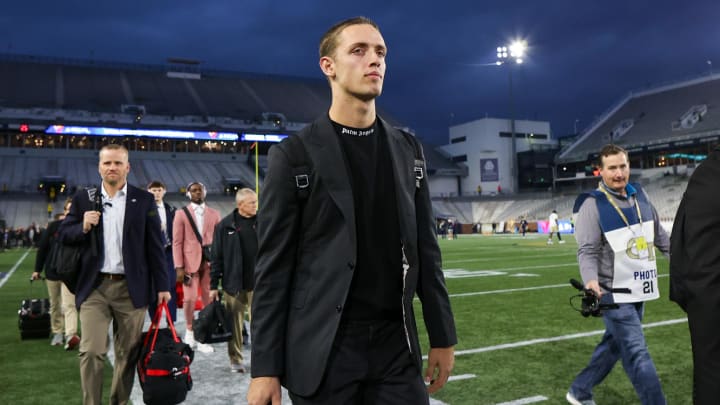 Nov 25, 2023; Atlanta, Georgia, USA; Georgia Bulldogs quarterback Carson Beck (15) walks into Bobby Dodd Stadium at Hyundai Field before a game against the Georgia Tech Yellow Jackets. Mandatory Credit: Brett Davis-USA TODAY Sports
