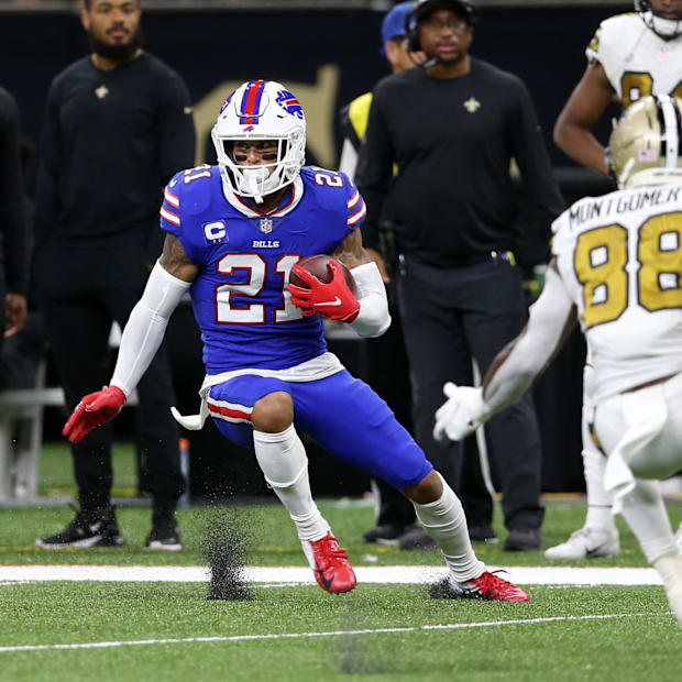Bills safety Jordan Poyer (21) returns an interception against the Saints in 2021.