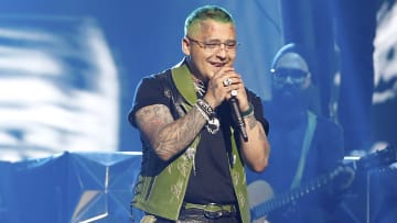 Tras su ruptura con Belinda Christian Nodal impactó con un rotundo cambio de look