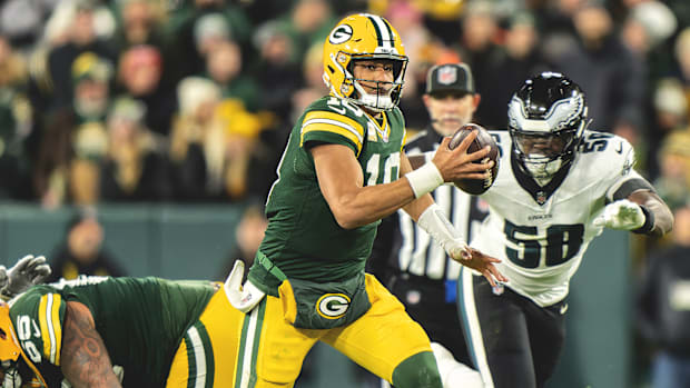 Green Bay Packers QB Jordan Love evades pass rushers