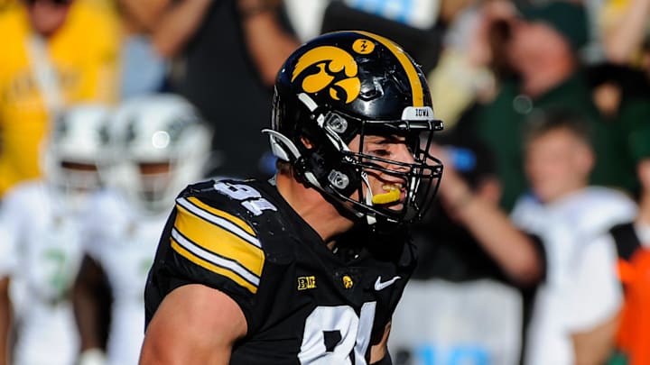 Sep 25, 2021; Iowa City, Iowa, USA; Iowa Hawkeyes defensive lineman Lukas Van Ness (91) in action against the Colorado State Rams at Kinnick Stadium. Mandatory Credit: Jeffrey Becker-Imagn Images Sep 25, 2021; Iowa City, Iowa, USA; Iowa Hawkeyes defensive lineman Lukas Van Ness (91) in action against the Colorado State Rams at Kinnick Stadium. Mandatory Credit: Jeffrey Becker-Imagn Images