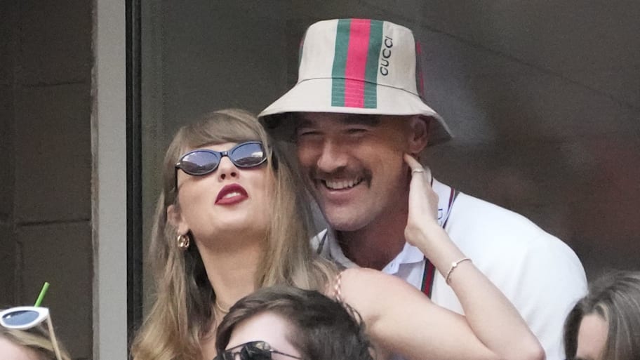 Taylor Swift and Kansas City Chiefs tight end Travis Kelce talk during the men’s singles final of the 2024 U.S. Open