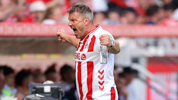 Ein ungewohntes Bild: Trainer Lukas Kwasniok jubelt im Trikot des 1. FC Köln