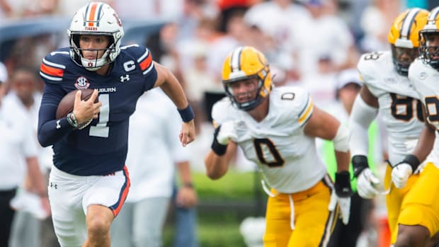 Auburn Tigers quarterback Payton Thorne runs the ball against the Cal Bears.