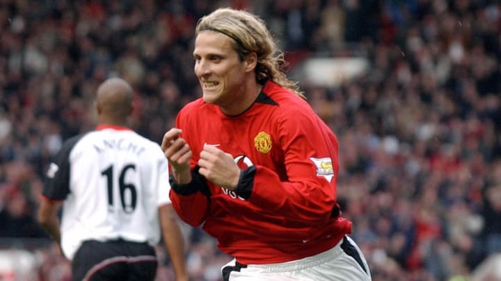 Manchester United's Diego Forlan celebra