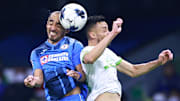 Rafael Baca (Cruz Azul) y el brasileño Anderson Leite (Juárez) disputando el balón por aire en el Clausura 2022.