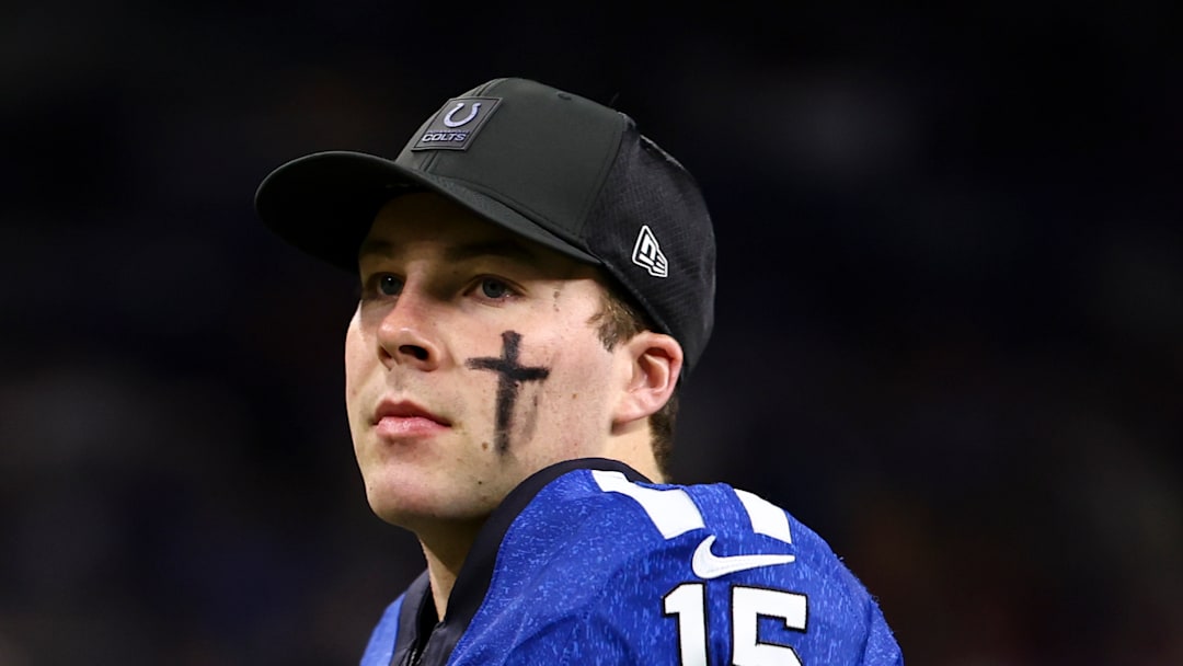 Indianapolis Colts quarterback Riley Leonard warms up