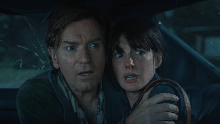(L-r) EWAN McGREGOR as Greg Platt and ANNE HATHAWAY as Denise Platt in “The End of Oak Street,” A Warner Bros. Pictures release.