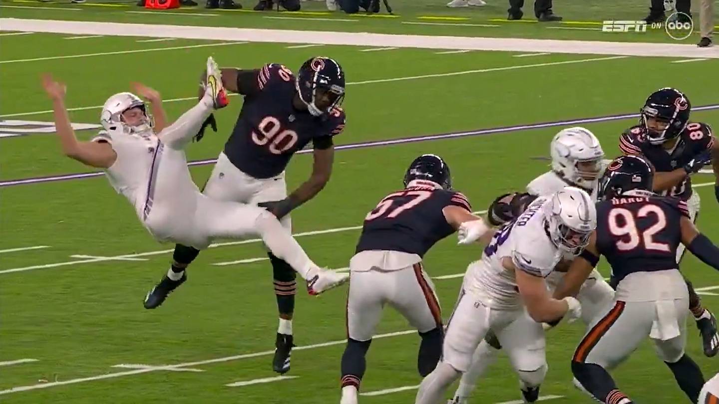 Bears Player Blocks Punt With Facemask, Proceeds to Annihilate Vikings ...