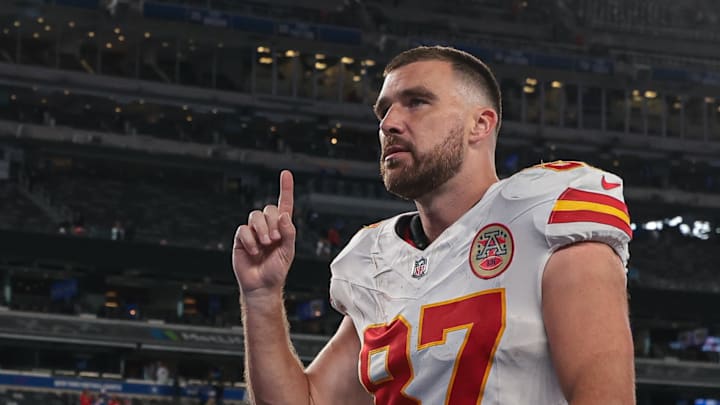 Chiefs' Travis Kelce had a nice gesture for fans during Sunday night's win over the Giants.
