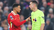 David Coote qui arbitre Liverpool - Aston Villa