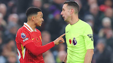 David Coote qui arbitre Liverpool - Aston Villa
