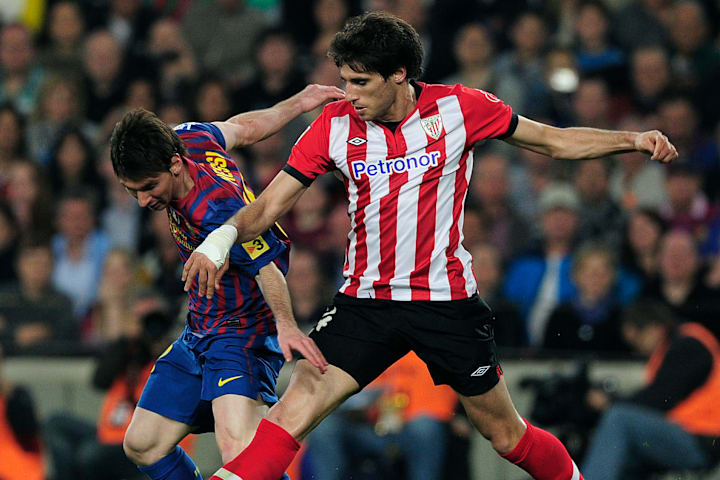 Javi Martinez im Trikot von Bilbao (r) gegen Lionel Messi
