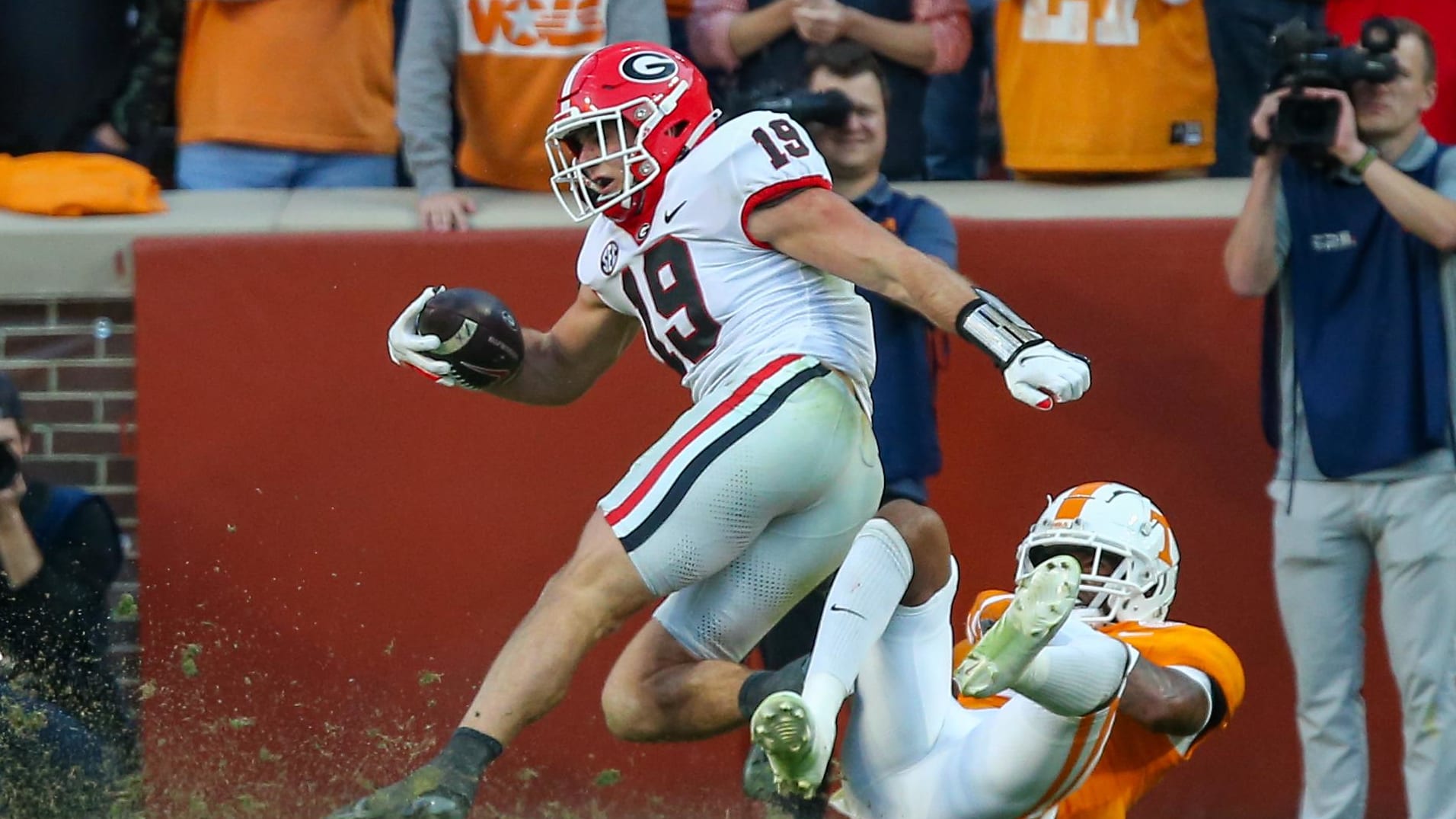 Nov 18, 2023; Knoxville, Tennessee, USA; Georgia Bulldogs tight end Brock Bowers (19) runs for a