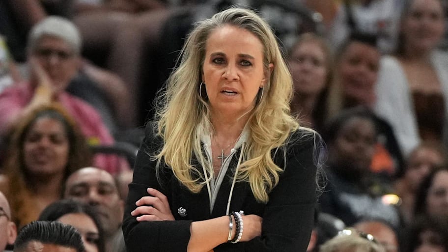 Hammon was not pleased with her team's effort on Thursday night.  | Rick Scuteri-Imagn Images