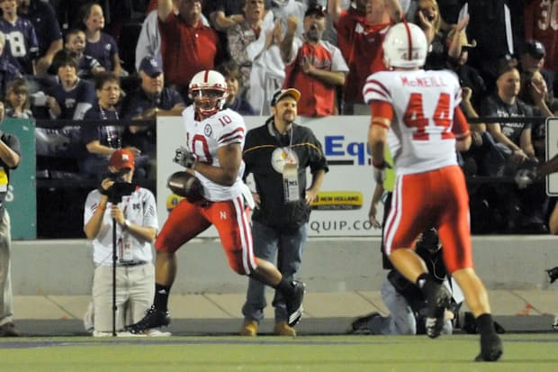 Nebraska Cornhuskers running back Roy Helu Jr. (10) runs in for a touchdown.