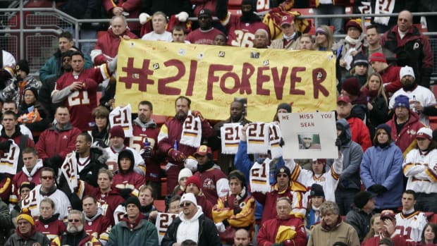 Fans honor Washington Redskins safety Sean Taylor.