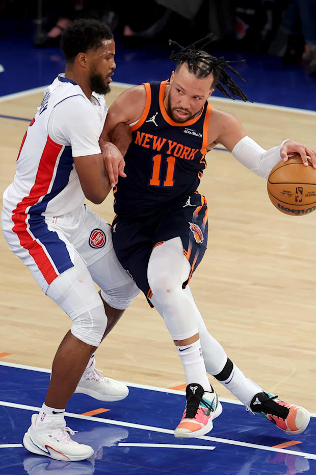 New York Knicks goalkeeper Jalen Brunson goes to the basket against the Strait Pistons Malik Beasley goalkeeper.
